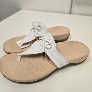Vionic Thong Sandals with White Bow – Women’s Size 6.5